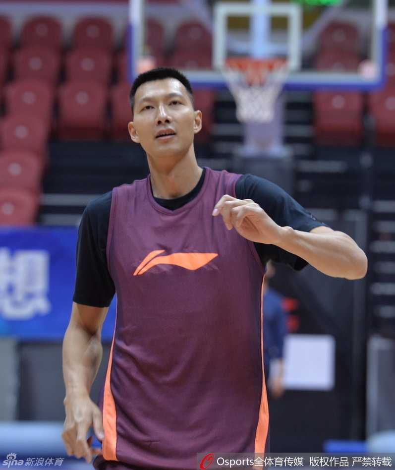 决战前夕的粤式松弛:广东宏远总决赛备战“表情包”大赏 布泽尔训练中化身表情帝,夸张的面部表情与手上的篮球动作完美配合,将训练场变成了欢乐的喜剧舞台