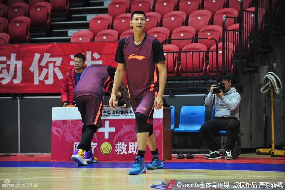 决战前夕的粤式松弛:广东宏远总决赛备战“表情包”大赏 周鹏训练中嘴角上扬露出迷之微笑,那表情仿佛在说一切困难都不是事儿,领袖的从容在无形中感染着每一位队友