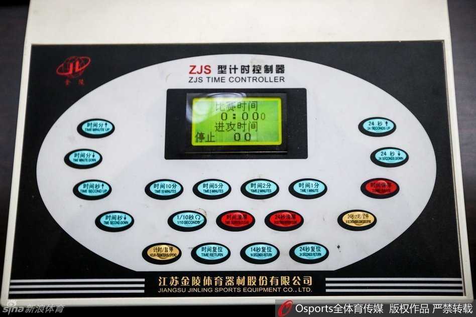 决战前夕的精准脉搏:本溪赛场二十四秒计时器调试全纪实 记录台的全景图映入眼帘,宣告员的话筒、计时器的操控面板、并排放置的几台显示器整齐划一,穿着统一服装的工作人员各就各位,如同即将起航的舰船上的领航员。