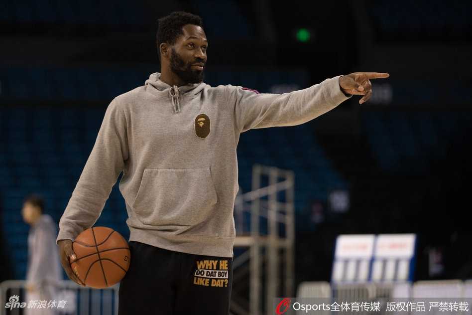 郭一飞正在进行运球突破练习，他需要在高强度的防守模拟下找到出手节奏，上一场的出色发挥给了他更多自信。