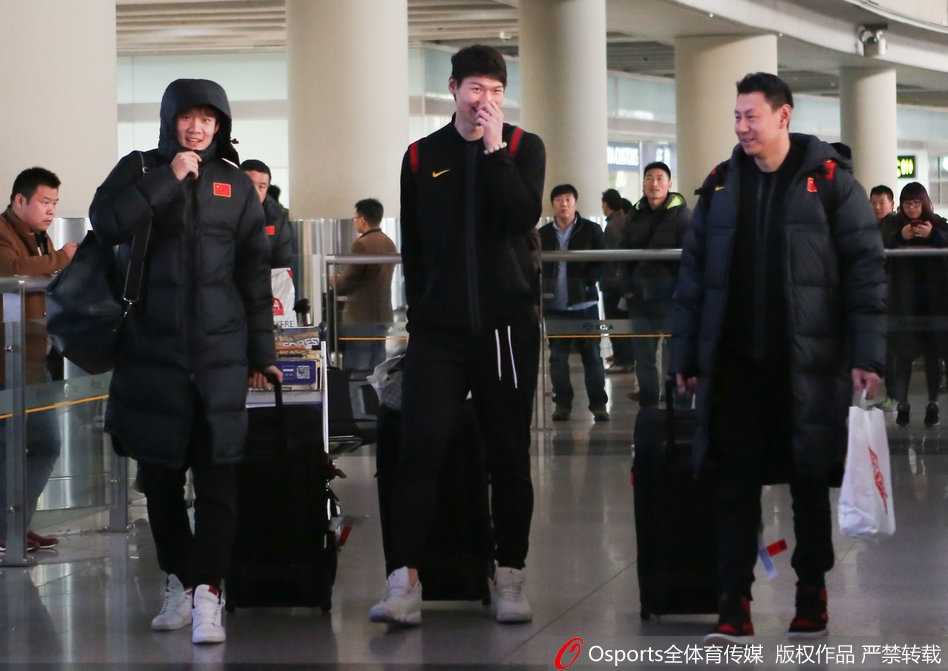 凯旋归来话征程:李楠王哲林谈笑风生背后的男篮红队新气象 另一名红队队员也出现在镜头中,他身穿便装,正低头查看手机,也许是在向家人和朋友报平安,分享客场攻克首尔的喜悦。