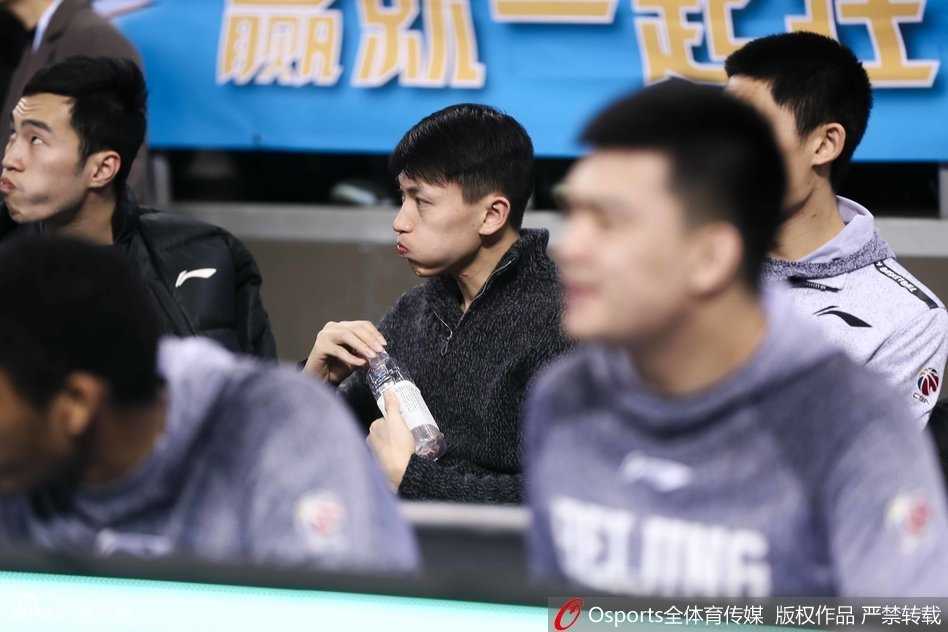 刘晓宇与队友翟晓川在场边热聊，他用手比划着，似乎正在交流场上的战术配合。