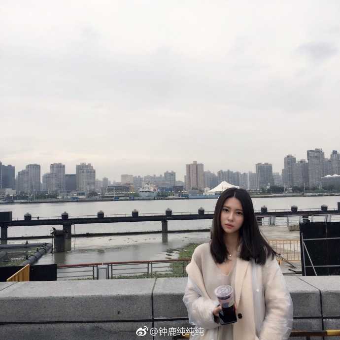 刘晓宇前女友近照曝光,钟鹿纯的多面人生:从最美车模到独立时尚博主 钟鹿纯身穿一袭纯白连衣裙,置身于简洁背景下,眼神清澈明亮,宛如童话中走出的温柔公主,展现出纯净典雅的东方美。