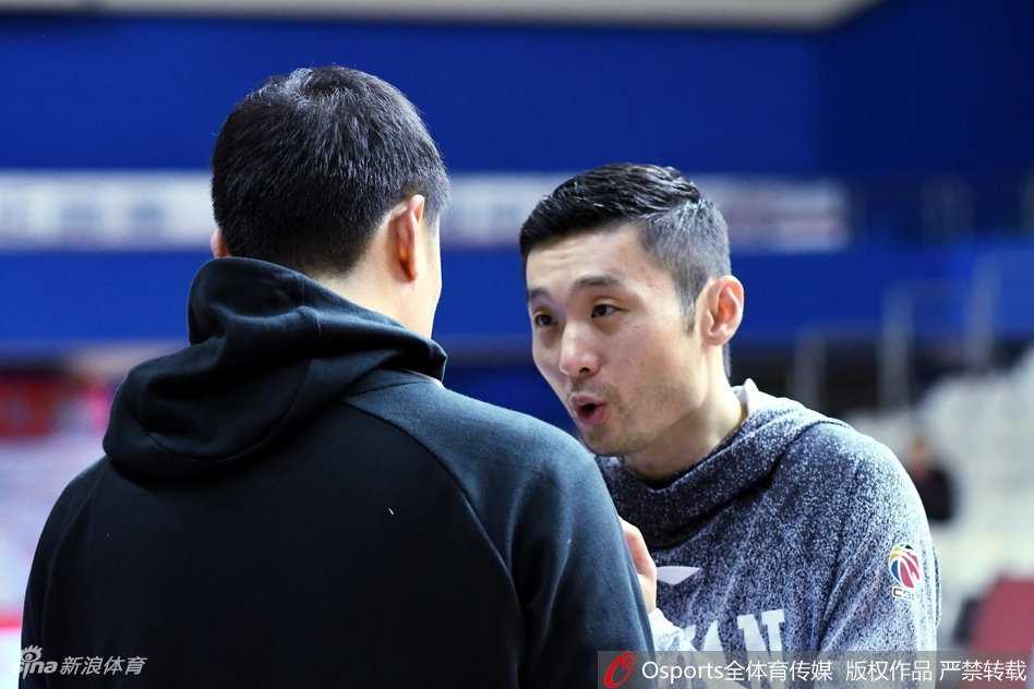 刘炜重回上海滩,源深体育馆内的温情一瞥 身披四川队战袍的刘炜,在源深体育馆的热悉场地上,与上海队的老友们重逢,脸上洋溢着温暖而感慨的笑容,仿佛时间从未走远。