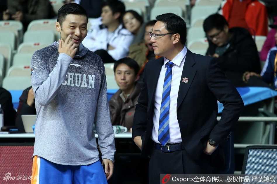 刘炜重回上海滩,源深体育馆内的温情一瞥 比赛结束后,刘炜举手向源深体育馆的球迷致意,感谢那些无论他身穿何队战袍都始终支持他的上海球迷,场面令人动容。