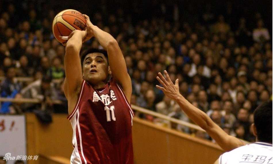 退役后的刘玉栋依然心系篮球，他出席活动指导年轻球员，将战神的意志传承下去