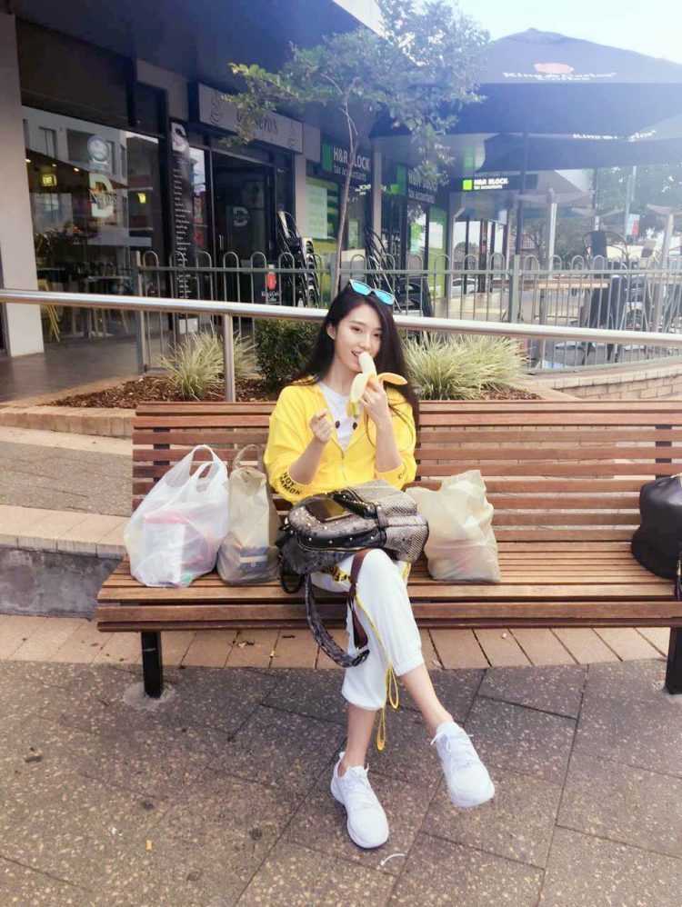 吴方竹身穿灰色露肩休闲上衣搭配牛仔裤，在居家环境中依然散发着女神气质