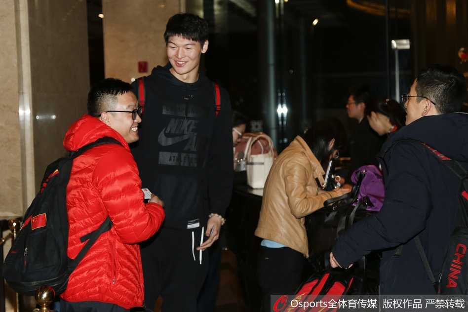 方硕戴着耳机穿过酒店走廊，身为北京首钢的核心后卫，他将在这支缺少多名主力的队伍中承担起组织串联的重任。