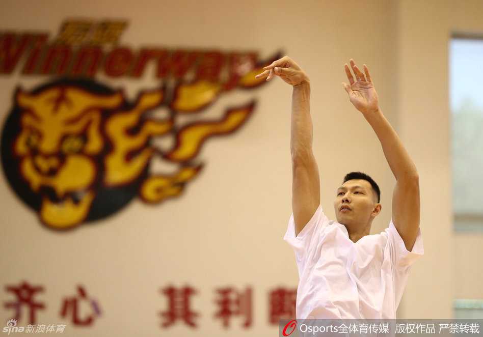 易建联在三分线外自信出手，篮球压腕出手的瞬间，眼神中透露出对胜利的无限渴望。