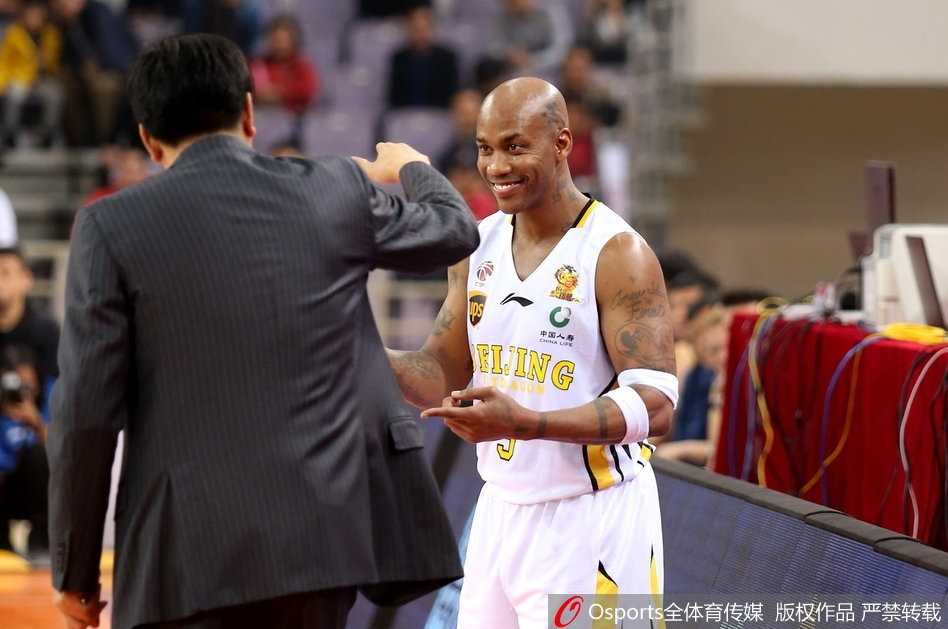 大比分领先的北控队请求暂停，马布里走向替补席与主教练丁伟击掌，脸上露出轻松的笑容