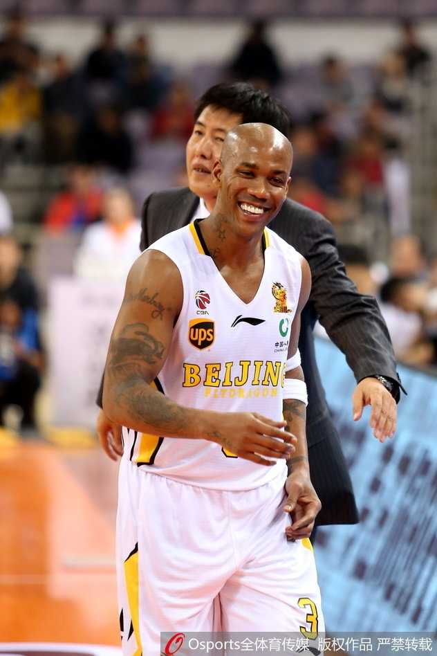 马布里起身走到技术台前做出换人手势，却因球队决策被教练组成员轻轻劝回替补席，眼神仍望向赛场方向