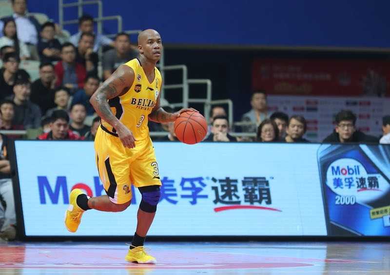 加时苦战弗神狂砍五十四分三双 上海大鲨鱼主场险胜北控 弗雷戴特持球快速推进,马布里紧贴在侧严防死守,两位传奇后卫的对决在这一刻火花四溅