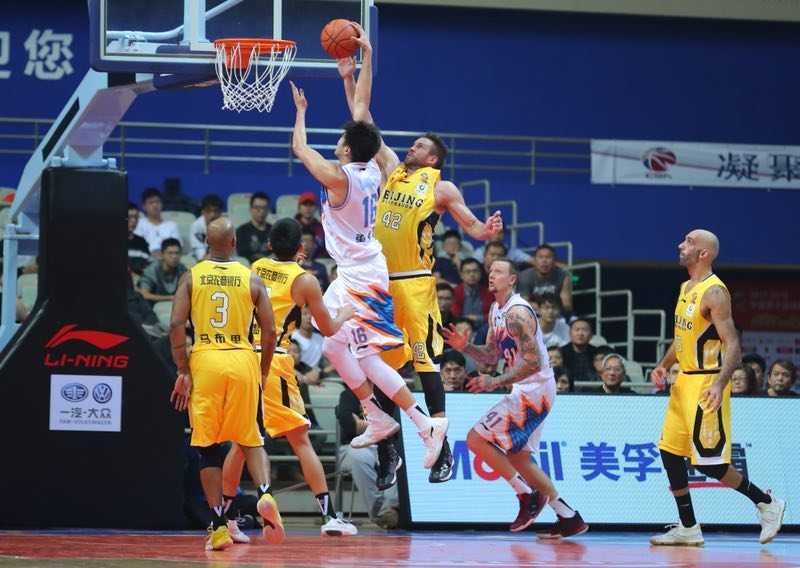 加时苦战弗神狂砍五十四分三双 上海大鲨鱼主场险胜北控 弗雷戴特在防守球员头顶高高跃起,以一记标志性的三分跳投射穿北控篮网,瞬间点燃了主场球迷的热情