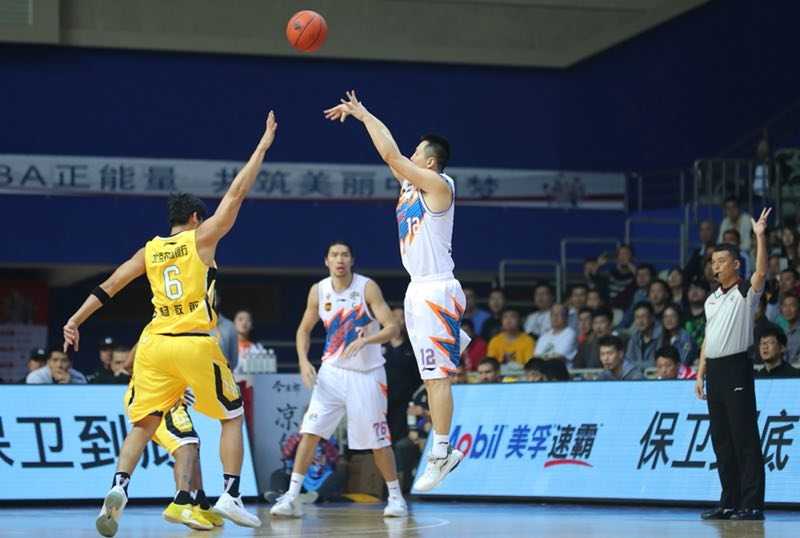 加时苦战弗神狂砍五十四分三双 上海大鲨鱼主场险胜北控 北控外援兰多夫面对上海队员的防守,强硬突破上篮,展现了他作为内线猛兽的绝对力量