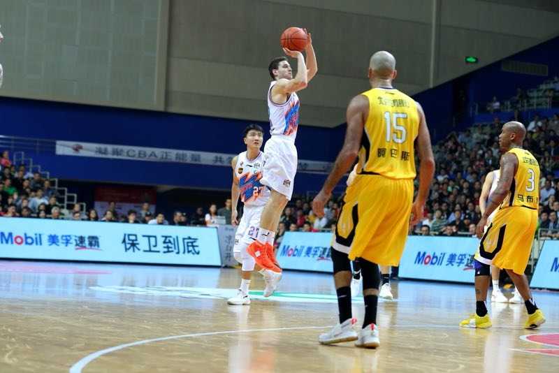 加时苦战弗神狂砍五十四分三双 上海大鲨鱼主场险胜北控 上海队老将卢伟在三分线外冷静出手,球在空中划出完美弧线,他是今夜本土球员中最可靠的得分点