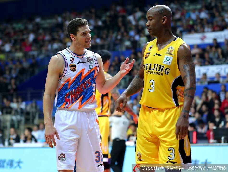 加时苦战弗神狂砍五十四分三双 上海大鲨鱼主场险胜北控 曾文鼎完成关键抢断后双手暴扣,帮助上海队在常规时间最后时刻神奇地扳平比分,将比赛拖入加时