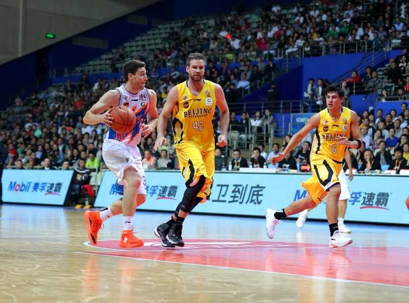 加时苦战弗神狂砍五十四分三双 上海大鲨鱼主场险胜北控 兰多夫在篮下遭遇三人合围仍奋力将球补进,北控全队虽败犹荣,战斗到了最后一秒