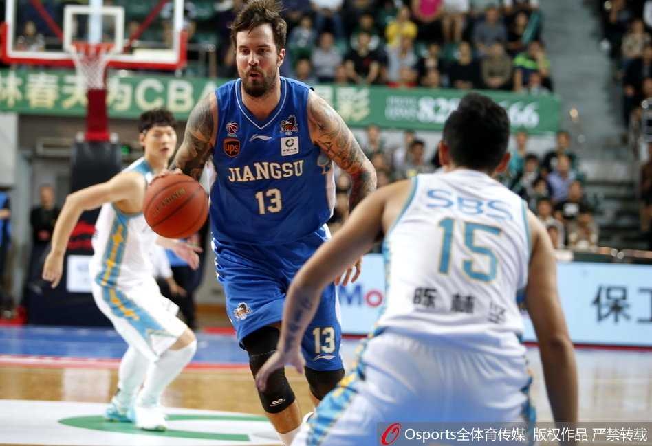 王哲林在祖昌体育馆篮下强攻，面对防守悍然起跳，双手暴扣点燃主场第一波激情