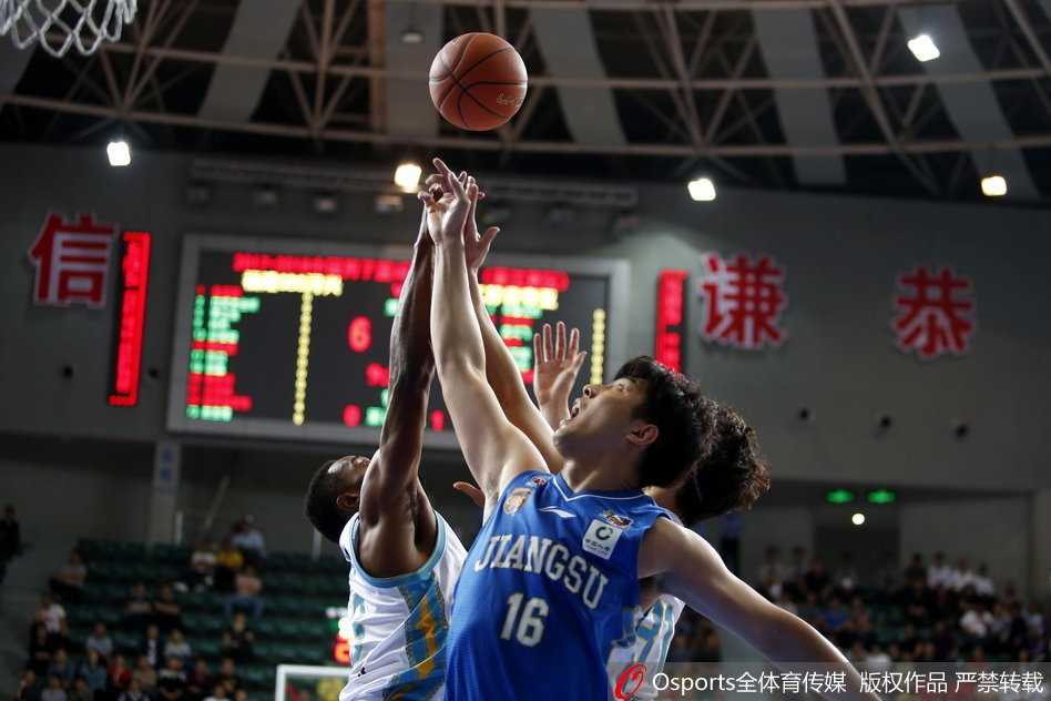 福建外援史密斯如闪电般突破防线，在空中与对手发生碰撞后，依然用柔和的手感将球抛入篮筐，打成霸气二加一