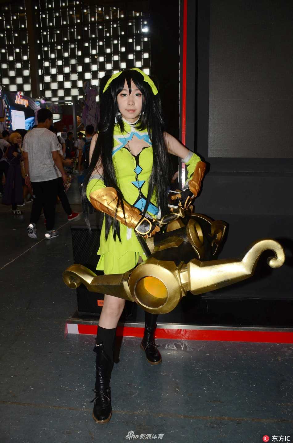动漫盛宴霓虹闪耀 第十三届中国国际动漫游戏博览会魅影回眸 场馆内热闹非凡,两位装扮风格迥异的动漫人物在人群中格外醒目,她们的互动吸引了众多漫迷驻足拍照。
