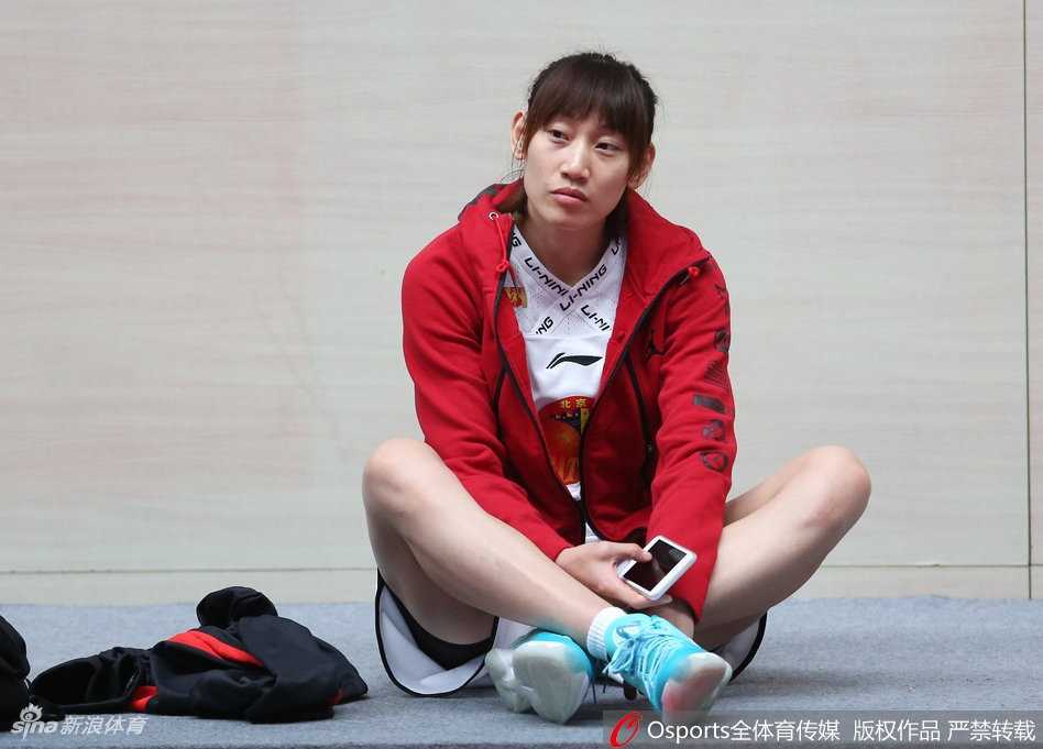 北京女篮双面风采:赛场铁血女王,镜头倾城女神 镜头聚焦处,北京女篮的姑娘们褪去战袍,换上精致便装,在光影交错中展现出赛场外的时尚张力与静谧美感。