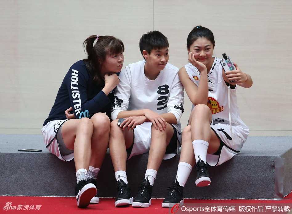 北京女篮双面风采:赛场铁血女王,镜头倾城女神 两名队员同框互动,一人搭着另一人的肩膀,相视而笑,默契十足。简单的白T恤搭配牛仔裤,却因她们青春洋溢的笑容而显得格外动人。