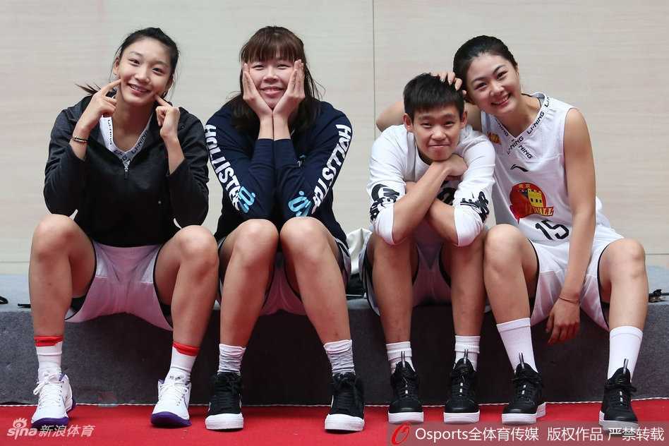 北京女篮双面风采:赛场铁血女王,镜头倾城女神 压轴镜头给了球队的颜值担当,精致的妆容下,眼神流露出淡淡的疏离感,光影运用恰到好处,将运动员的坚韧与模特的清冷完美融合。