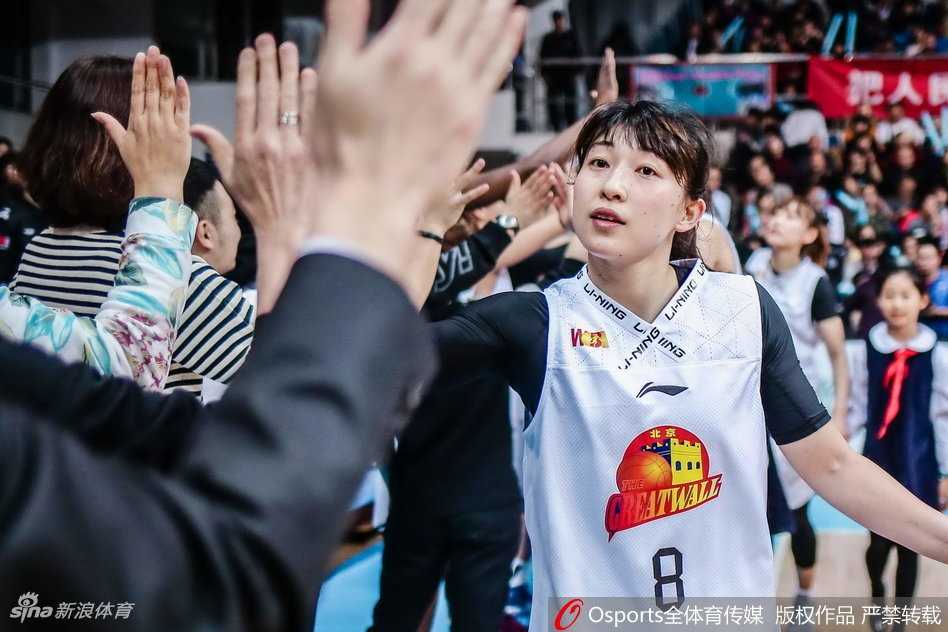 被誉为女魔兽的福尔斯在禁区卡位成功，接球后直接扛开防守，用一记轻柔的勾手将球送入篮网，山西队球员望球兴叹，完全无法阻挡。