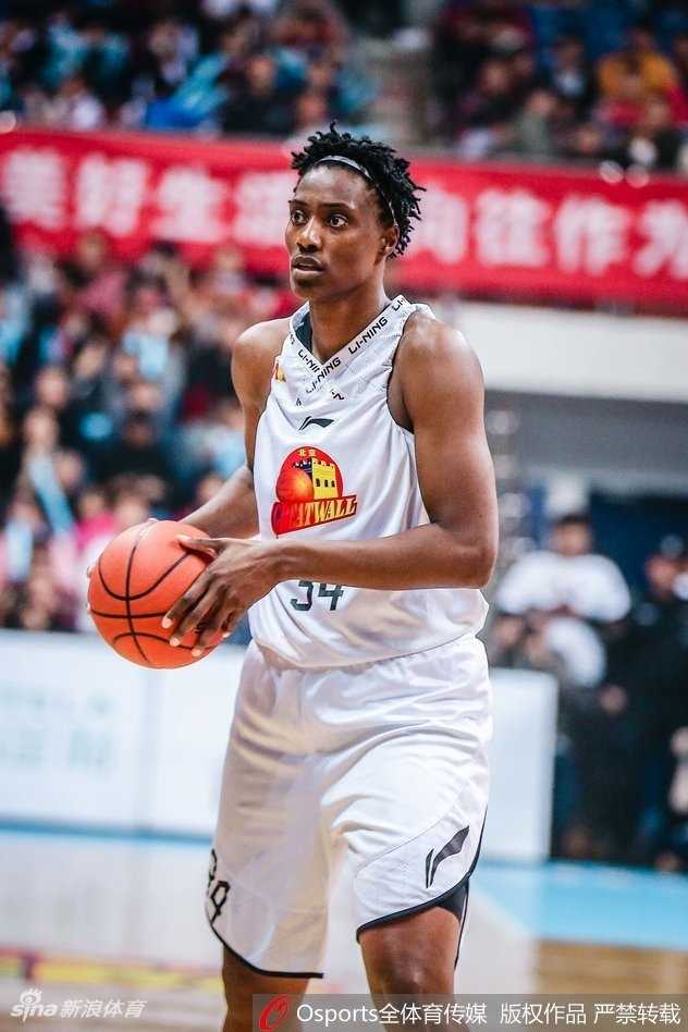 夺冠瞬间，北京女篮全体队员在场地中央围成一个圈，兴奋地跳跃欢呼，邵婷高高举起总冠军奖杯，金色纸屑漫天飞舞，定格了2018年初春最动人的篮球记忆。