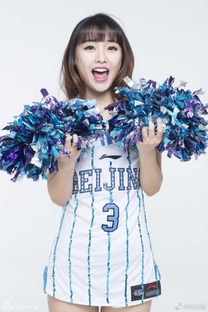 中场休息时，队员们围成一圈为彼此加油鼓劲，即使气喘吁吁，脸上的笑容依然灿烂如初，那是属于团队的力量与温暖。