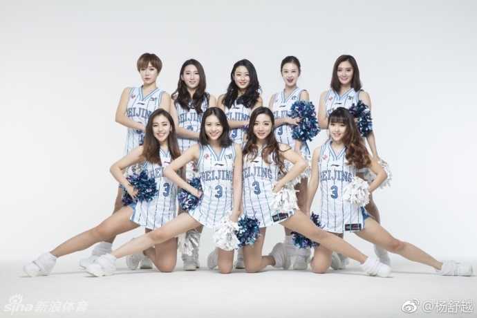 高难度的托举动作瞬间引爆全场，下方的队员眼神坚毅，上方的队员身姿轻盈，彼此间的信任与默契在这一刻化为无声的惊叹。