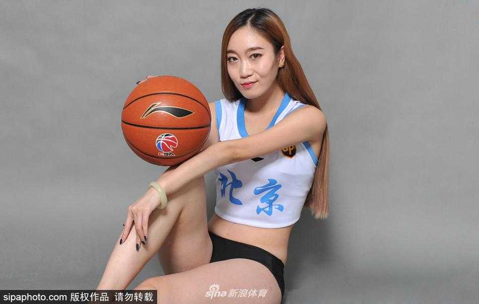 北京男篮篮球宝贝秋日倾情写真 曼妙身姿助力京城篮坛 篮球宝贝身穿北京男篮白色球衣,在运动场看台上回眸一笑,青春气息扑面而来