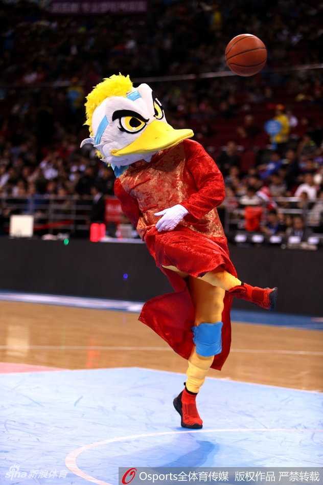 霹雳鸭换上了金光闪闪的状元服，头戴官帽，手里拿着一个巨大的拨浪鼓，摇头晃脑地在球员通道口迎接即将登场的首钢将士们。