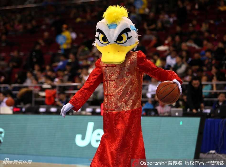 霹雳鸭套上了肥大的财神爷戏服，脸上贴着大胡子，手里捧着一个巨大的金色元宝，在场地中央扭动身体，仿佛在向四周抛洒着财运与福气。