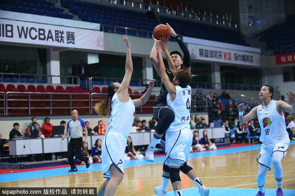 北京队邵婷在快攻中面对山东队一名防守球员，她神情专注，运球急速推进，准备用一次灵活的变向过掉对手直杀篮下