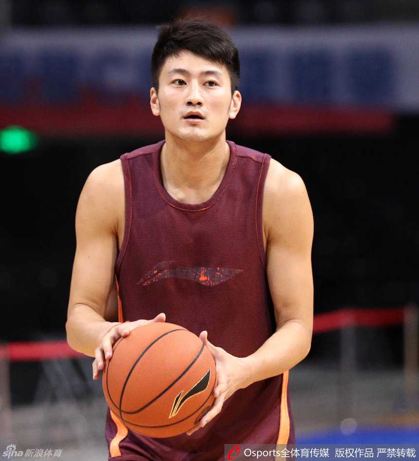 北京首钢那年冬天,马布里和他的兄弟们用篮球书写京城记忆 段江鹏在三分线外接球就投,出手的一瞬间眼神紧紧锁定篮筐,这是他作为射手最本能的反应,也是球队最信任的远程火力。