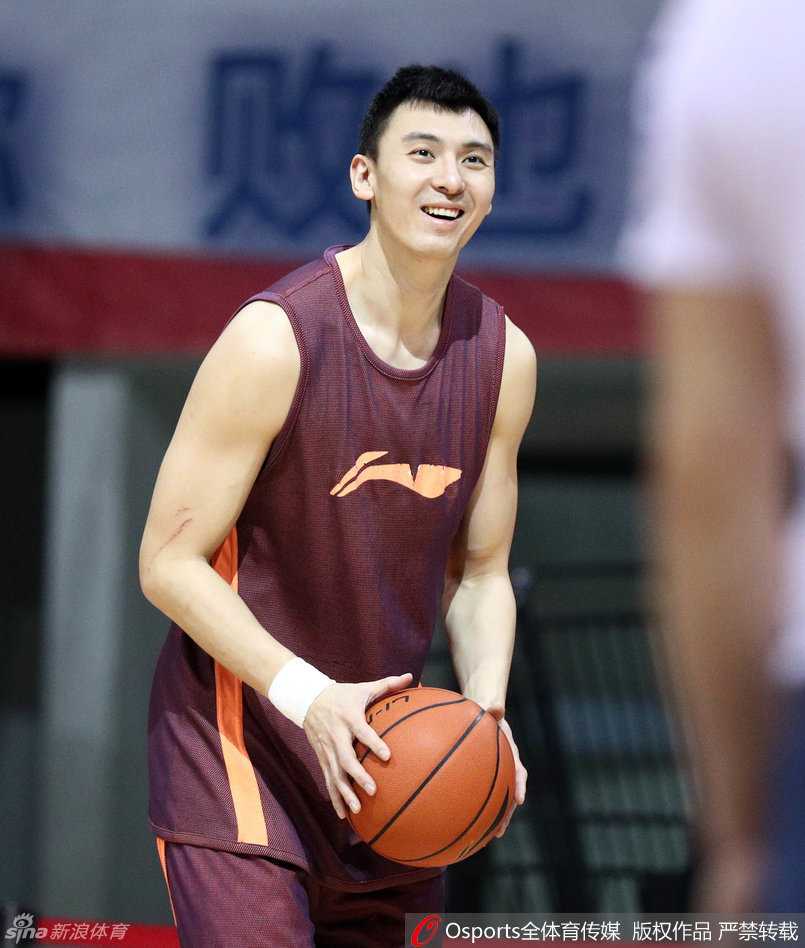 北京首钢那年冬天,马布里和他的兄弟们用篮球书写京城记忆 吉喆在对手的内线夹缝中高高跃起,手腕轻柔一抖,篮球划出一道熟悉的弧线,这是他每场比赛都在重复的、为球队续上关键火力的动作。