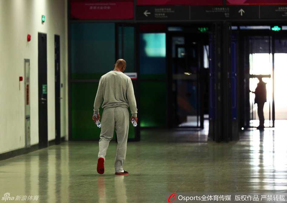 北京首钢那年冬天,马布里和他的兄弟们用篮球书写京城记忆 比赛结束后,马布里没有等待任何人,他低着头,身披毛巾,独自一人穿过漫长的球员通道,留给五棵松一个落寞却无比坚毅的背影。