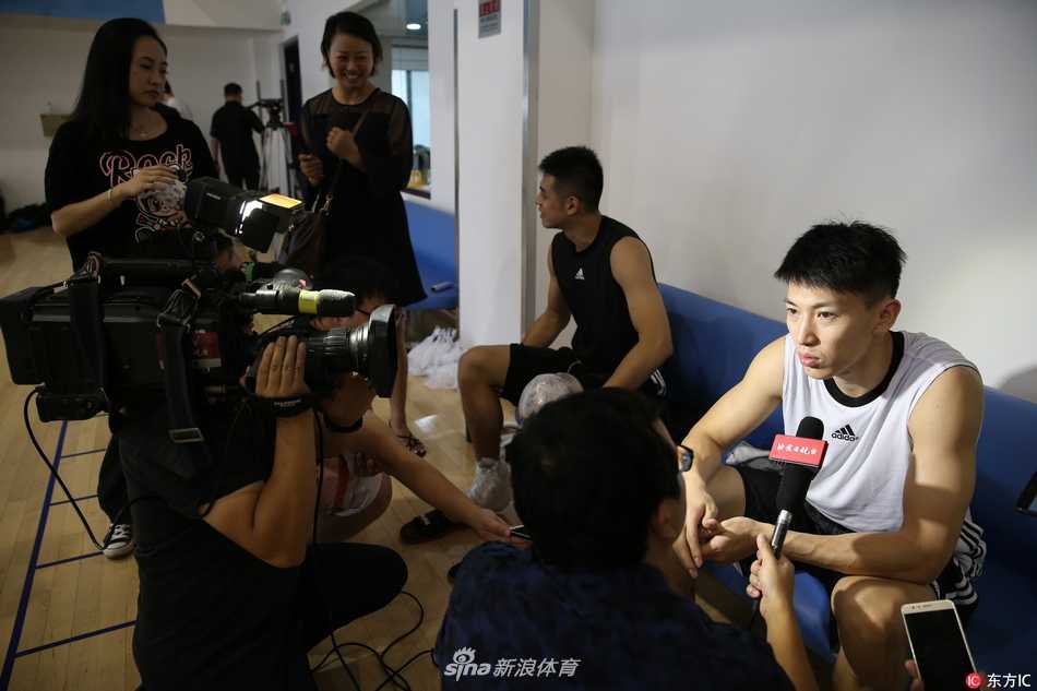 北京首钢重建启航,新援首秀获赞“球商高” 训练场上,杰克逊眼神坚毅,运球穿越防守,首次合练便展现出指挥官的冷静气质。