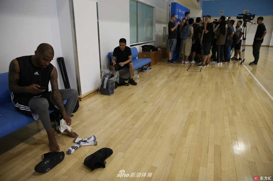 北京首钢重建启航,新援首秀获赞“球商高” 汉密尔顿在内线卡位要球,肌肉线条分明,即便只是训练也全力以赴,尽显“火锅师傅”的防守威慑力。