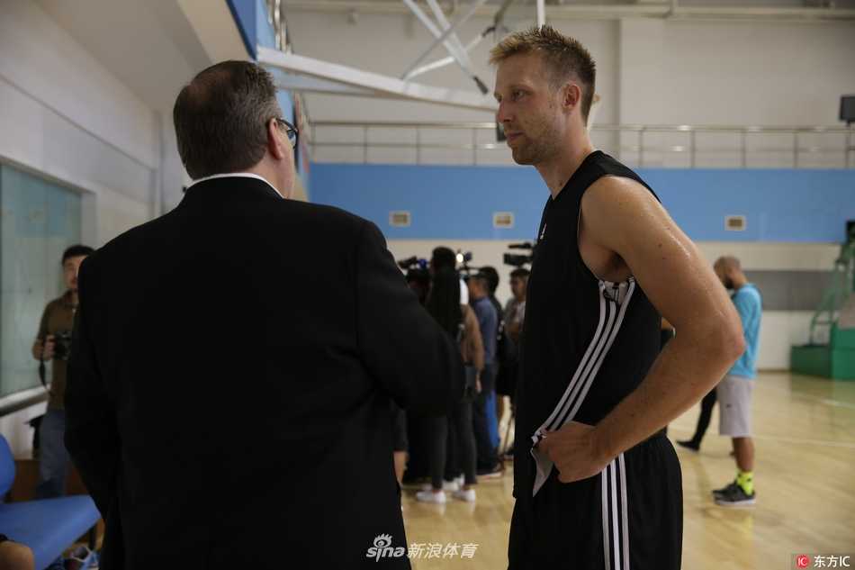 北京首钢重建启航,新援首秀获赞“球商高” 训练结束后,全队围拢在一起,雅尼斯居中鼓劲,团结的氛围预示着这支重建之师的无限可能。