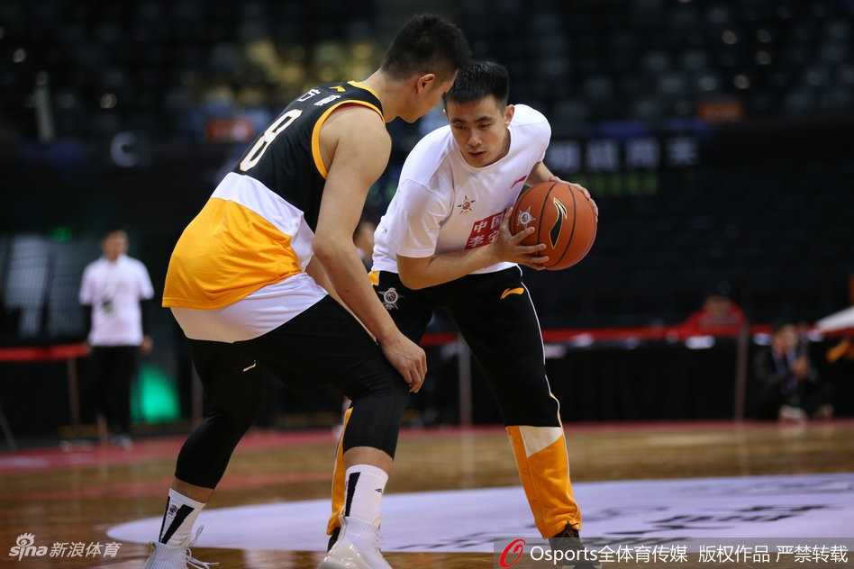 训练结束后的拉伸放松时间，郭艾伦表情夸张地压着腿，脸上写满了酸爽，惹得身旁的队友忍俊不禁，训练馆里充满了快活的空气。