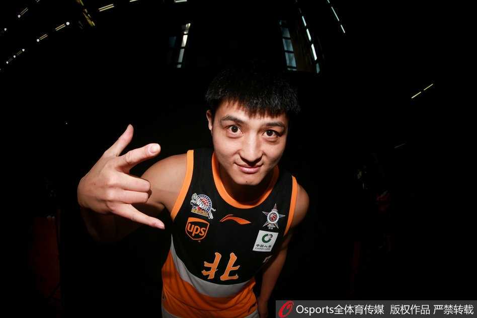 北区豪强光影志:回眸二零一八全明星巅峰瞬间 丁彦雨航与翟晓川两位锋线悍将身着潮流便装,表情冷峻中带着一丝戏谑,彰显出北区锋线的豪华与霸气。