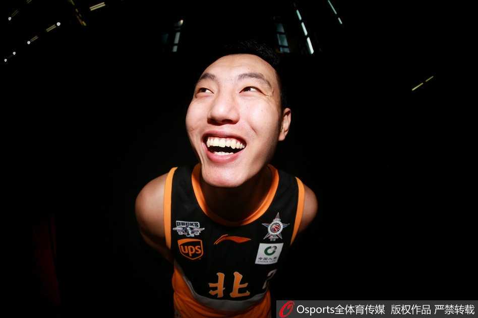 北区豪强光影志:回眸二零一八全明星巅峰瞬间 北区全明星队大合影,球员们或坐或立,在镜头前展现出各自独特的个性,整个画面充满了大家庭般的温馨与团结。