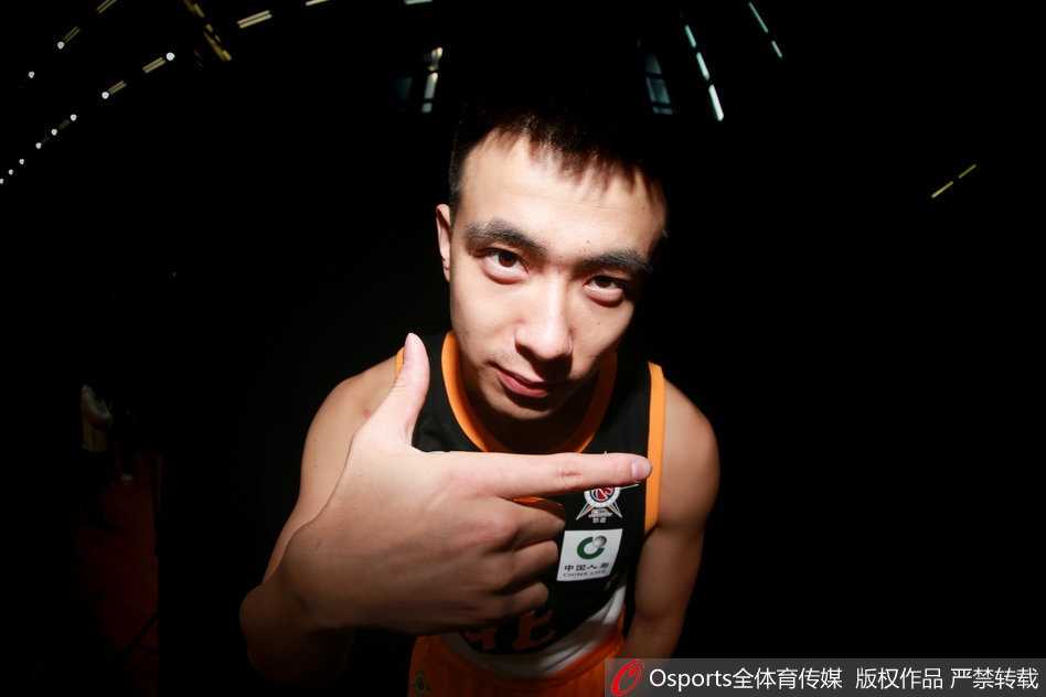 北区豪强光影志:回眸二零一八全明星巅峰瞬间 内线巨塔韩德君与陶汉林身穿休闲西装,在镜头前展现出“功夫熊猫”与“小鲨鱼”的威猛与可爱反差萌。