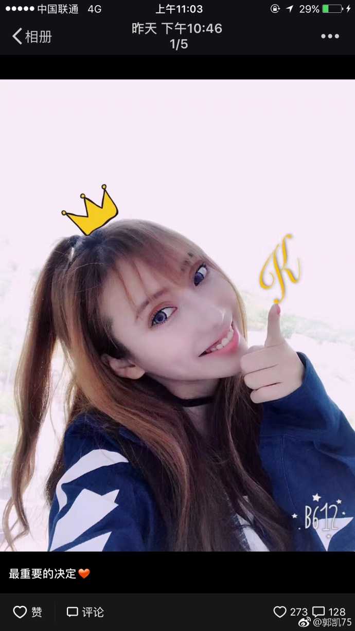 郭凯在CBA赛场上奋力拼抢，身穿广州男篮白色球衣，在对方高大外援的防守下依然咬牙卡位，表情坚毅，展现出不屈的斗志。