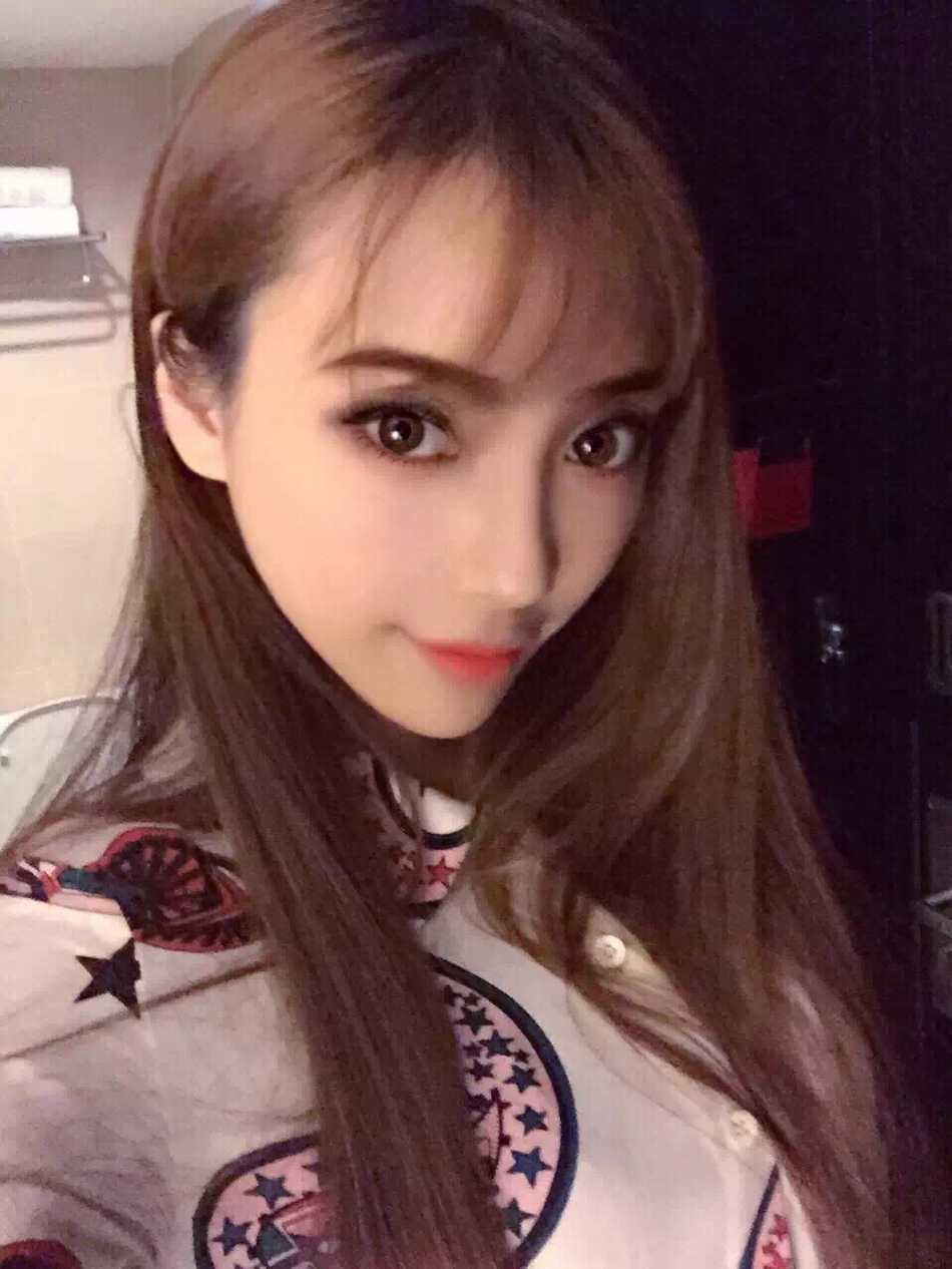 两人在海边度假的合照，夕阳的余晖洒在身上，郭凯从背后轻轻拥着女友，两人望向远方，画面充满了电影海报般的浪漫与宁静。