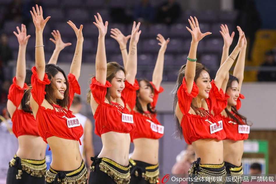 北控啦啦队精灵热舞引爆CBA赛场 啦啦队员甜美特写,精灵妆容精致可爱,眨眼瞬间电力十足