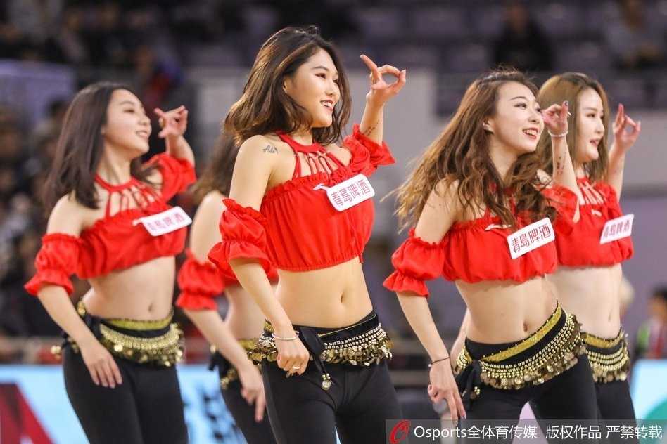 北控啦啦队精灵热舞引爆CBA赛场 队员舞动瞬间,流苏裙摆划出优美弧线,队形整齐如精灵列队