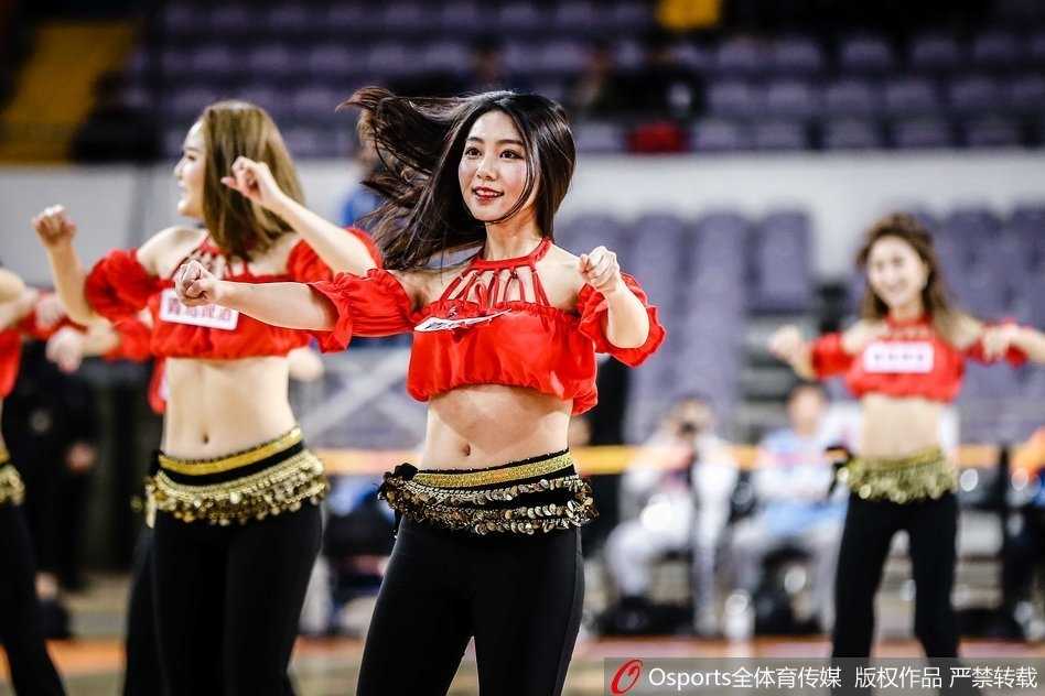 北控啦啦队精灵热舞引爆CBA赛场 啦啦队高难度跳跃,腾空瞬间展现柔韧与力量,宛若精灵凌空